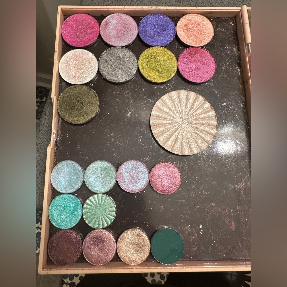 Single shadows (indie brands) in adept palette with Ofra glazed donut highlight!